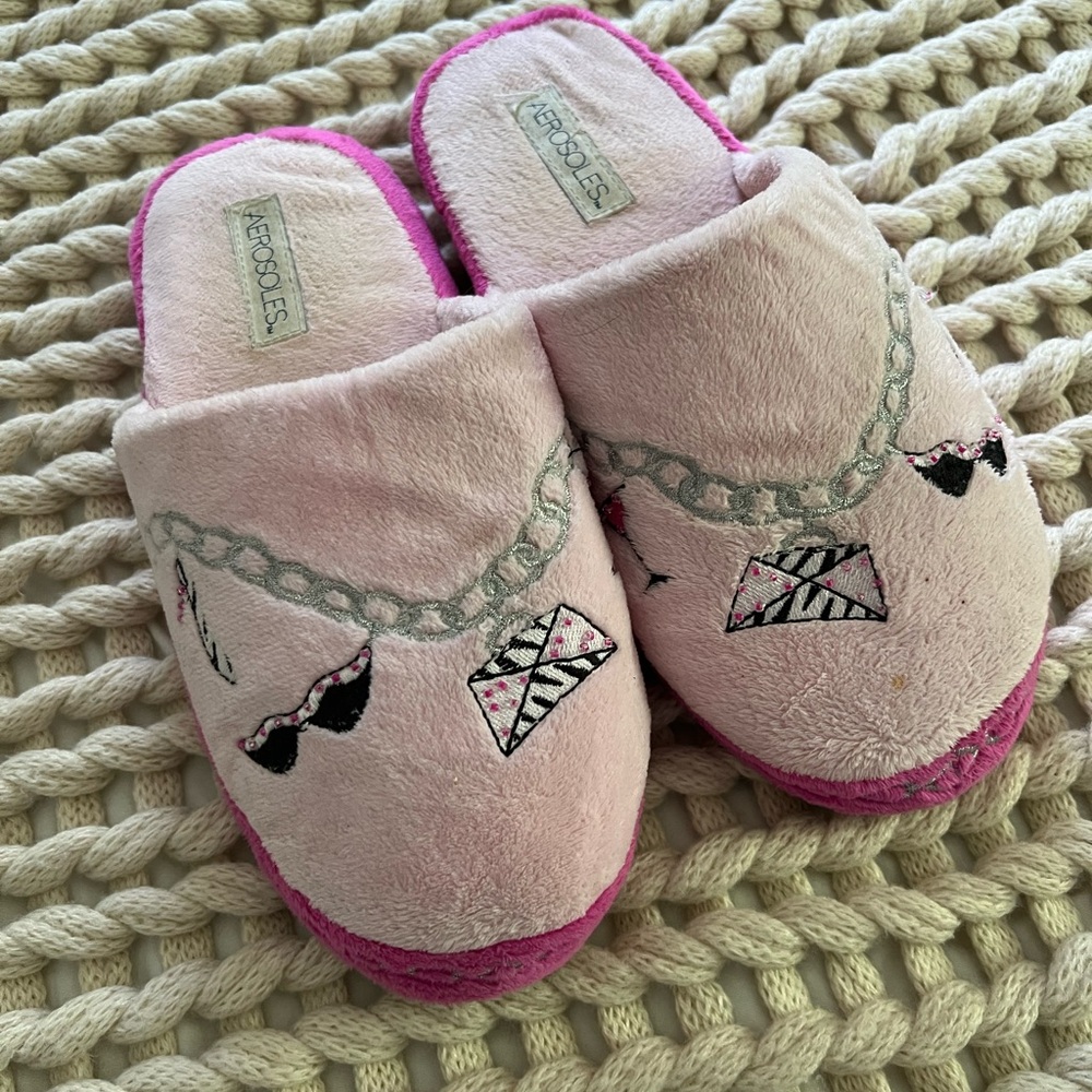 Aerosols size large (9-10) pink slippers